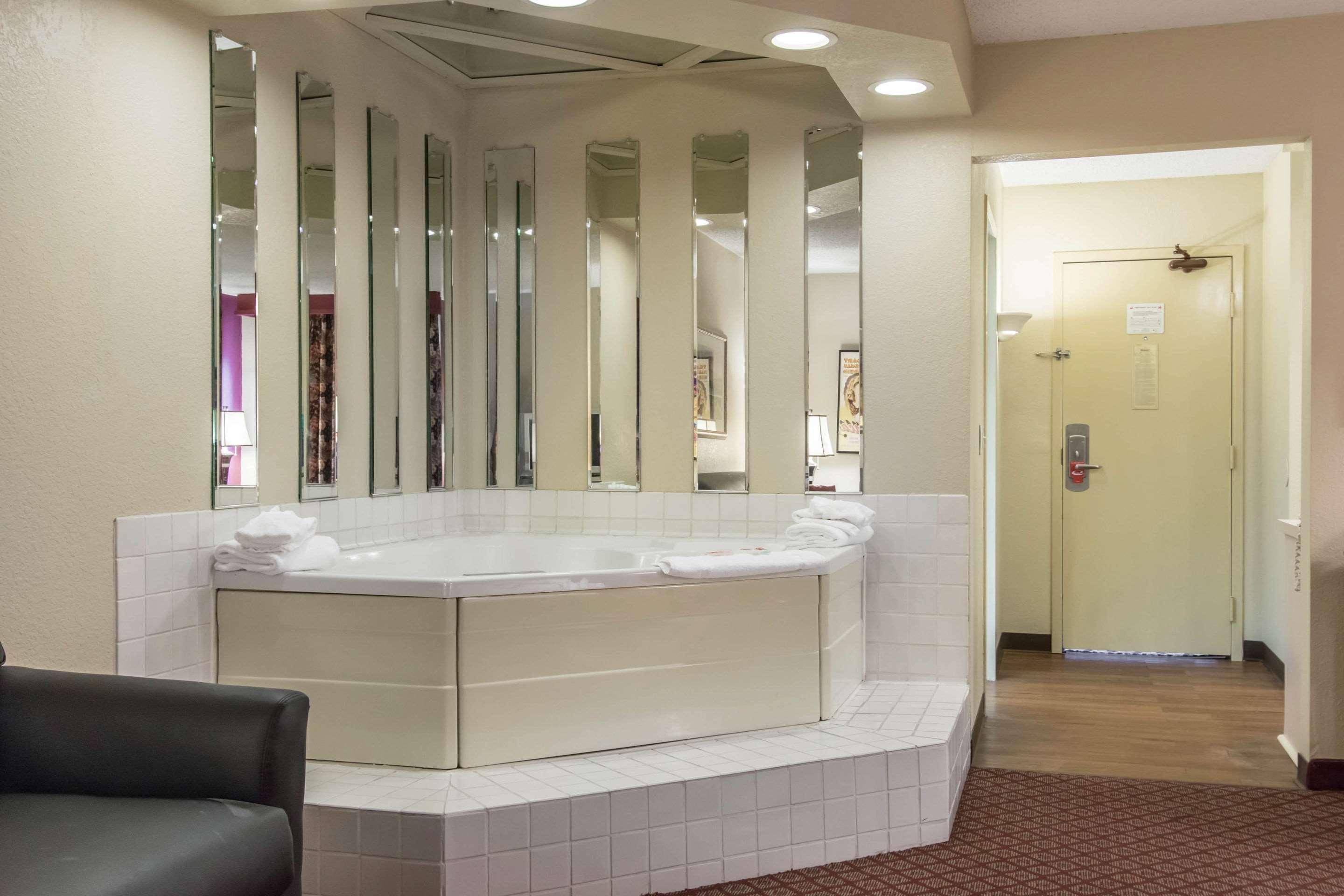 Econo Lodge Inn & Suites Joplin Buitenkant foto