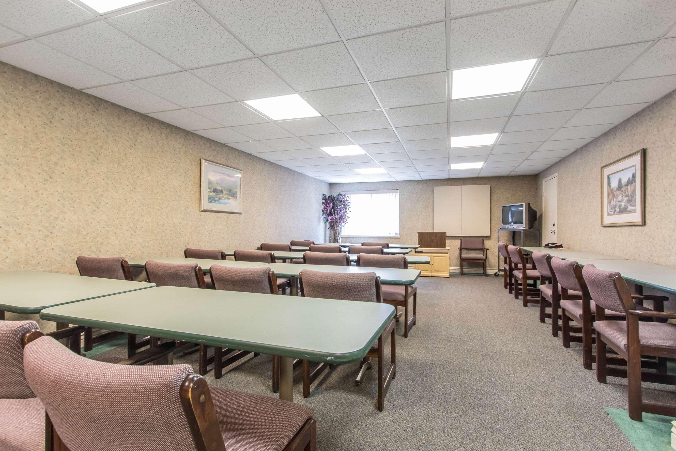 Econo Lodge Inn & Suites Joplin Buitenkant foto